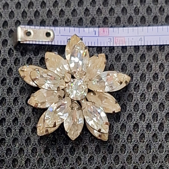 Vintage Weiss Silver Tone Clear Rhinestone Flower Brooch With Pin Stop - Picture 7 of 7